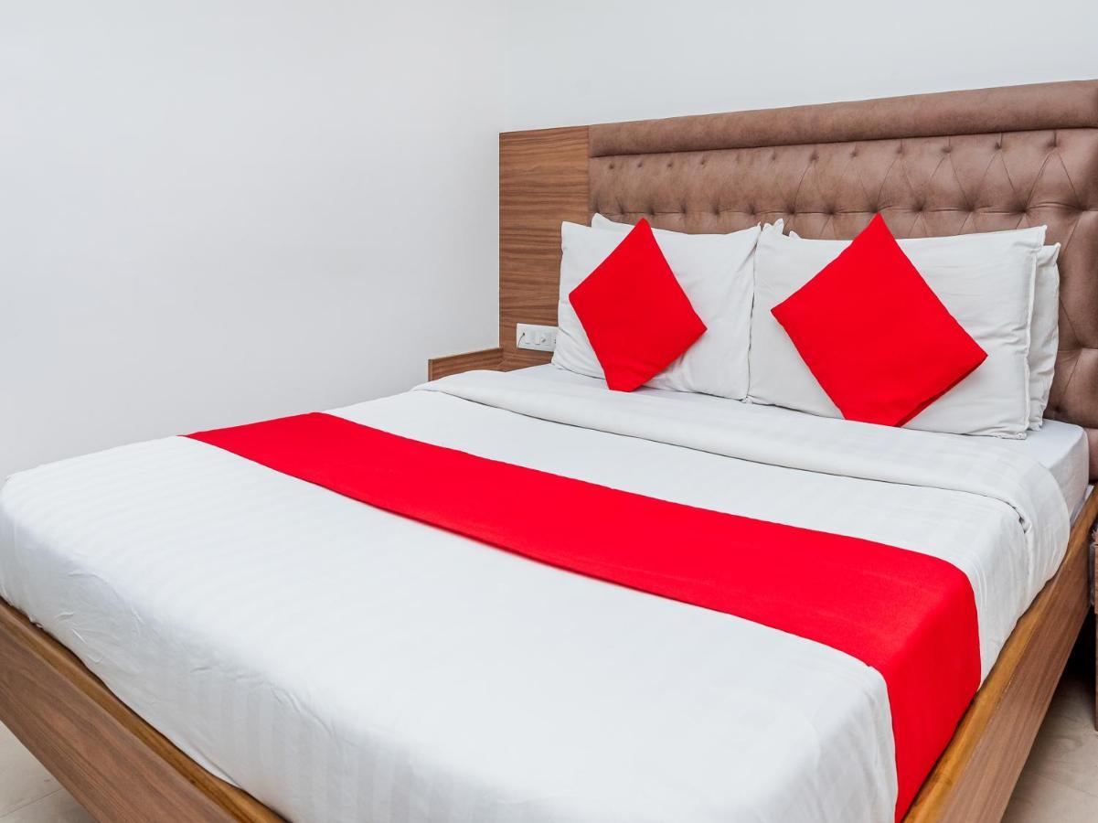 Hotel Balwas 苏拉特 外观 照片