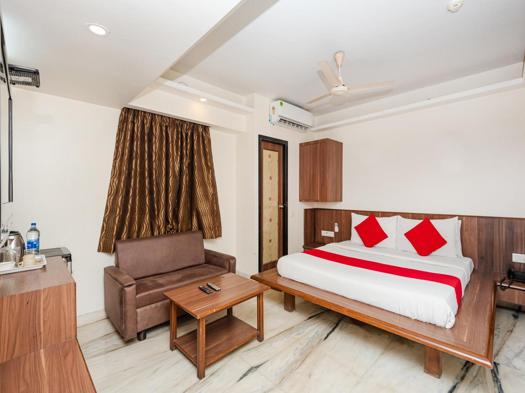 Hotel Balwas 苏拉特 外观 照片