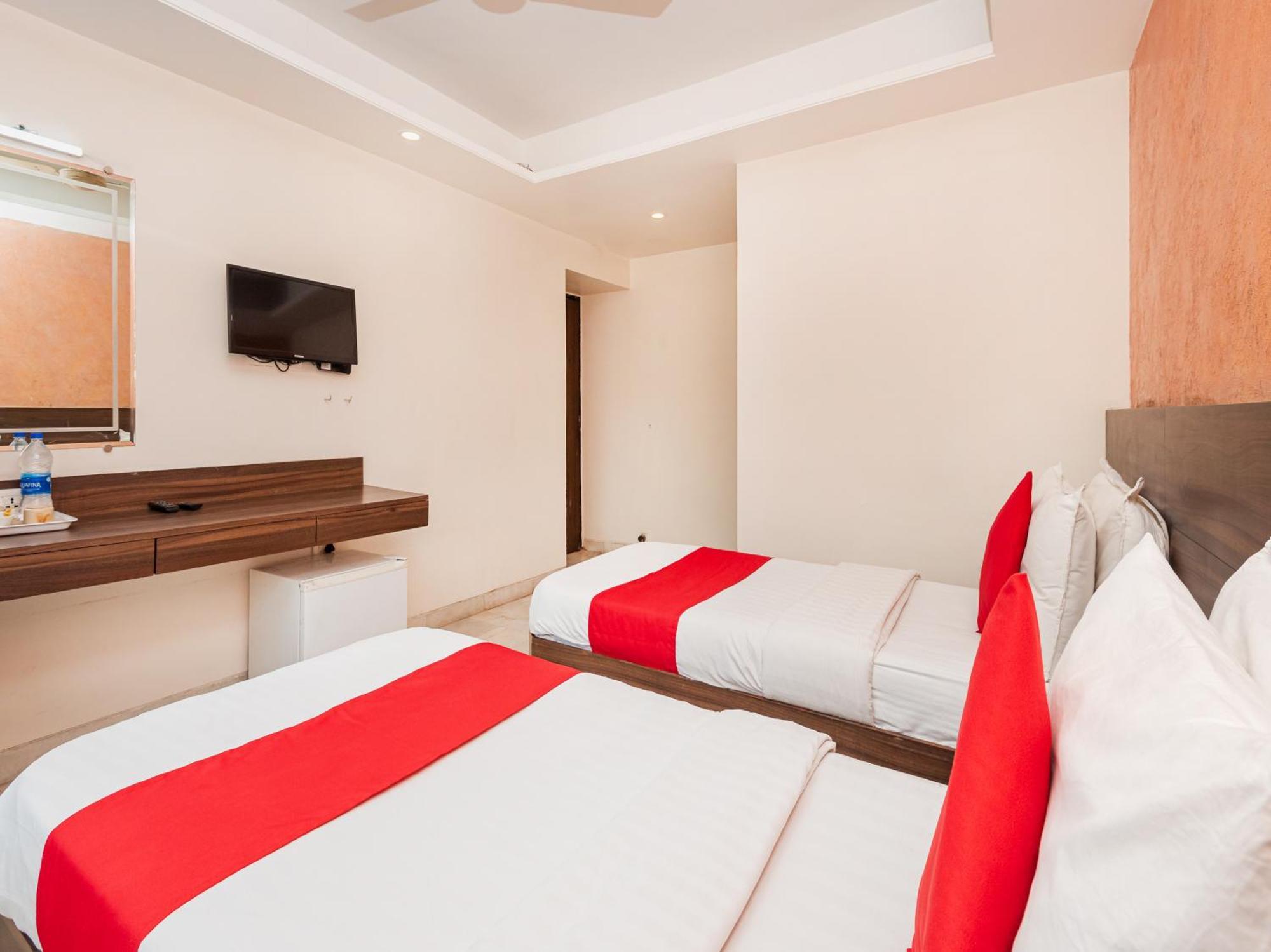 Hotel Balwas 苏拉特 外观 照片