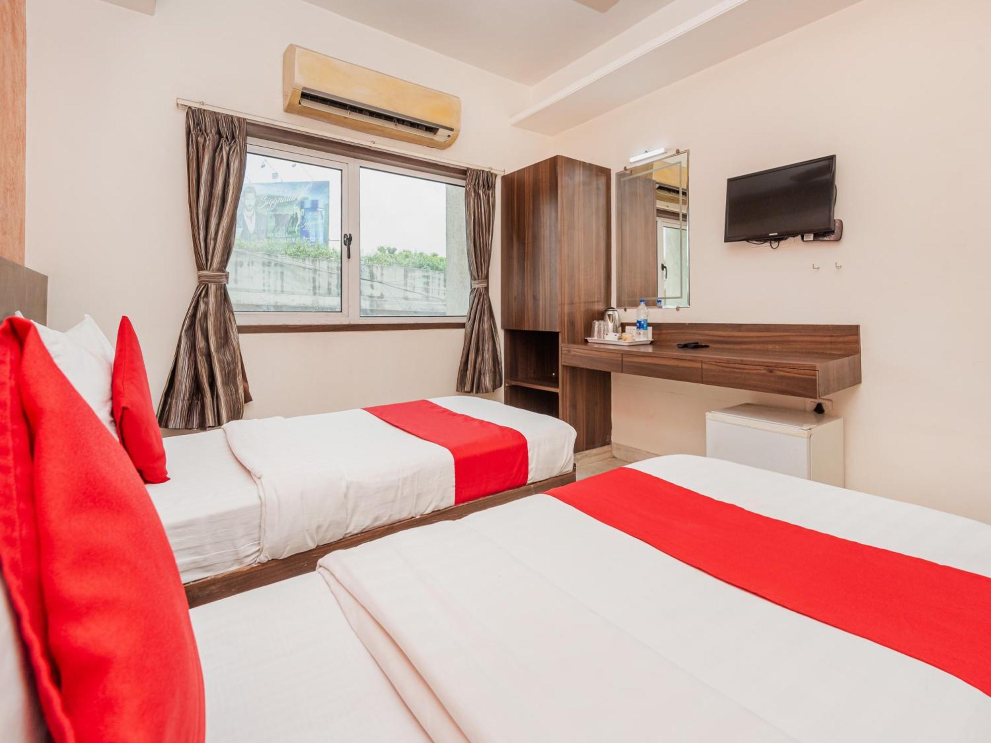 Hotel Balwas 苏拉特 外观 照片