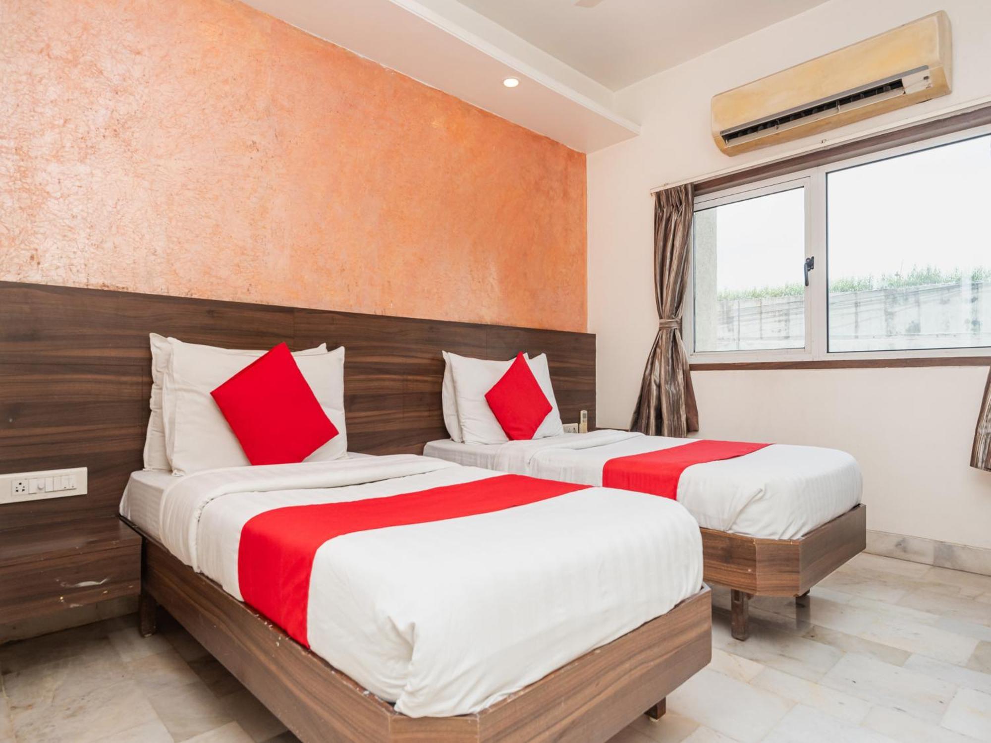 Hotel Balwas 苏拉特 外观 照片