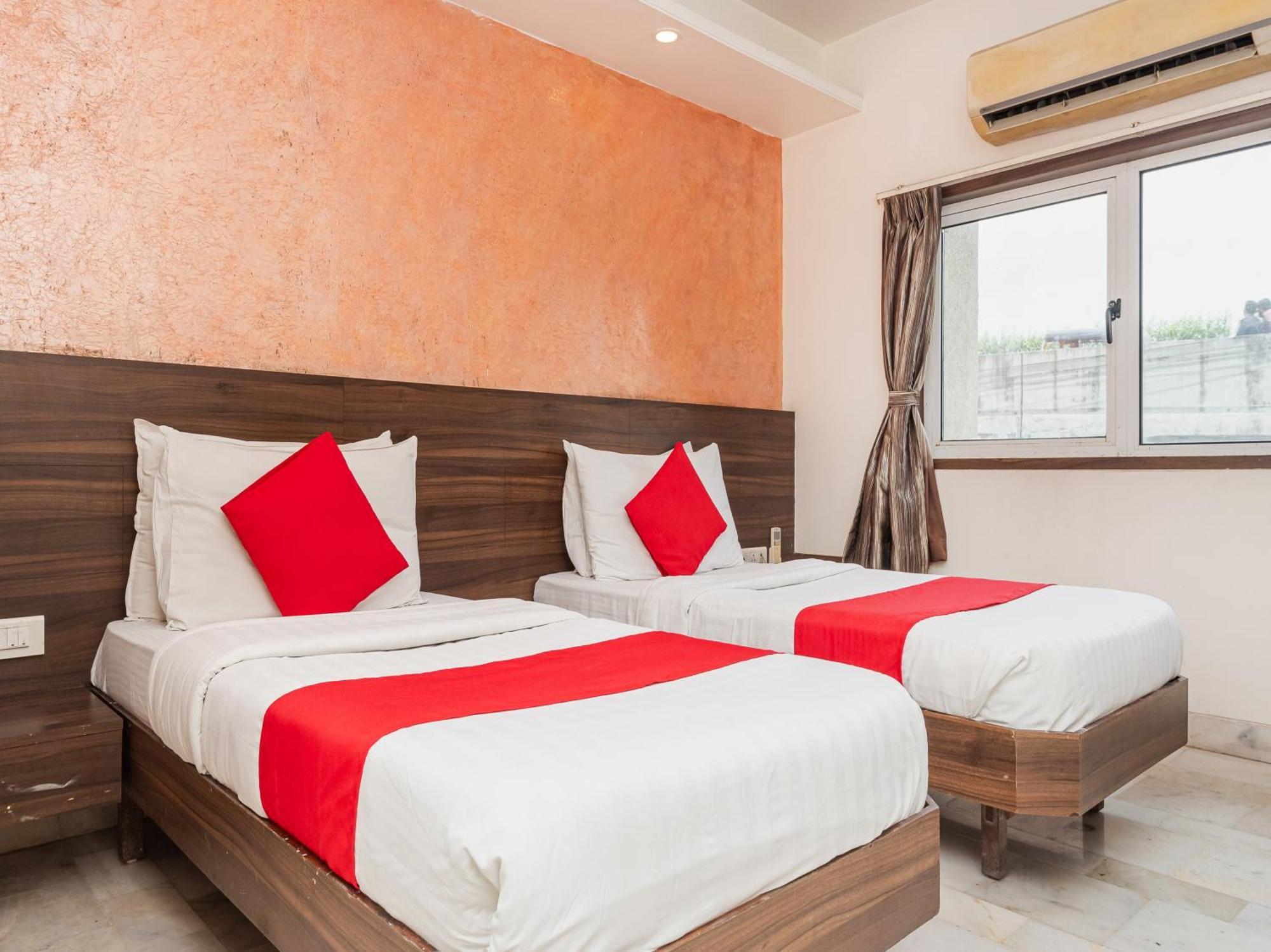 Hotel Balwas 苏拉特 外观 照片