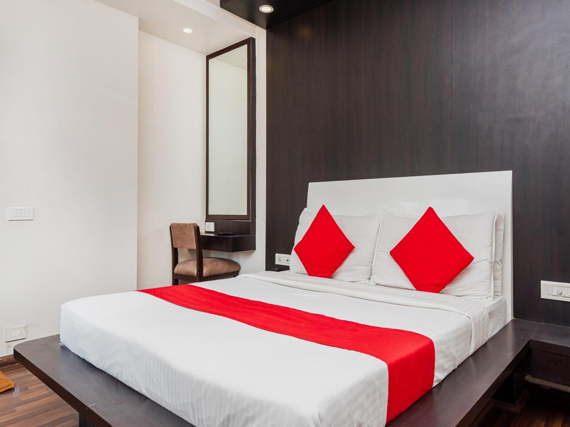 Hotel Balwas 苏拉特 外观 照片