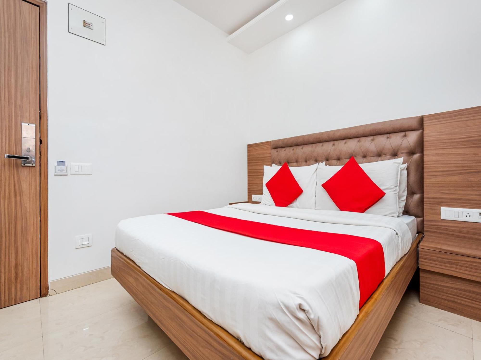 Hotel Balwas 苏拉特 外观 照片