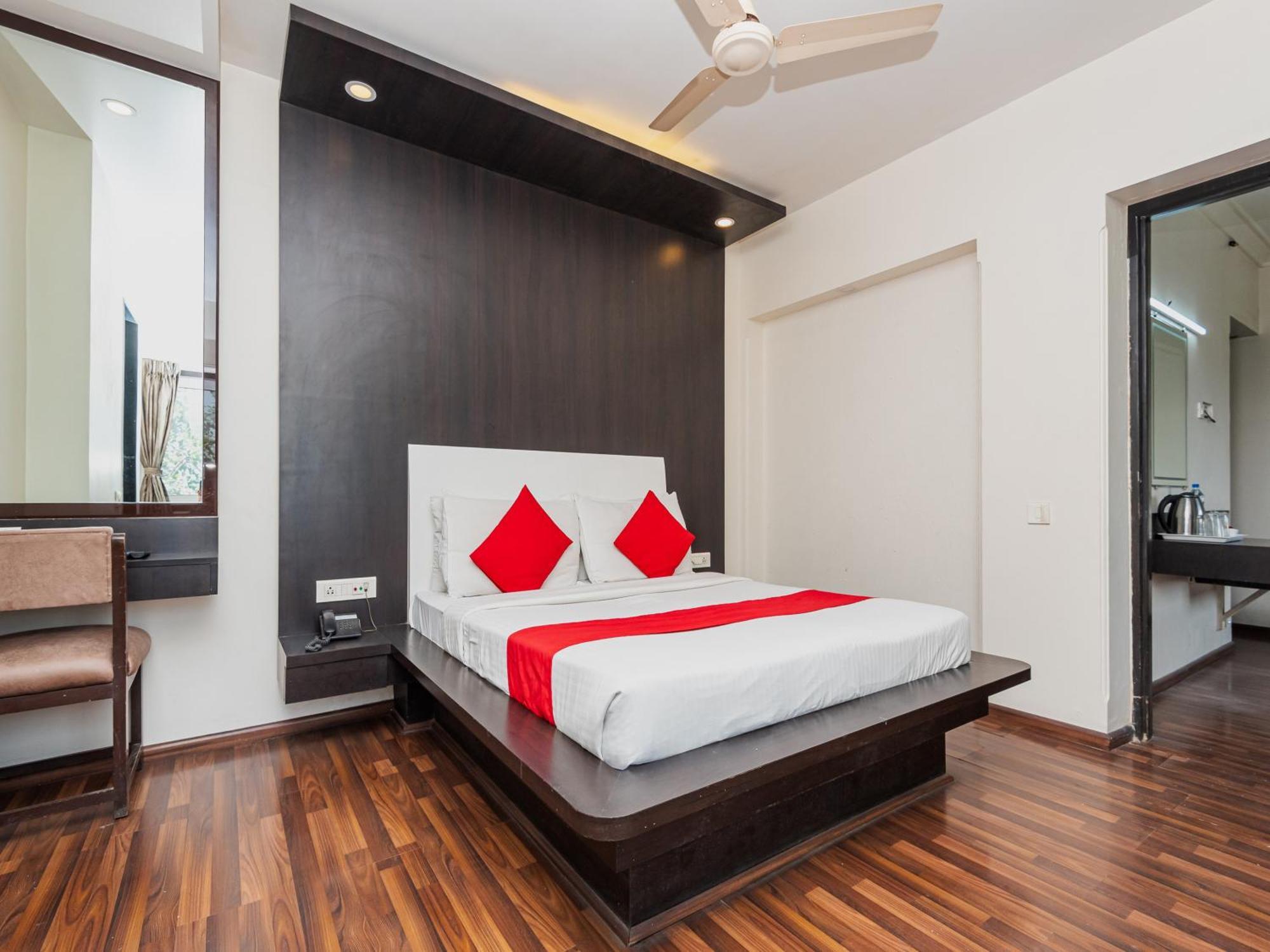 Hotel Balwas 苏拉特 外观 照片
