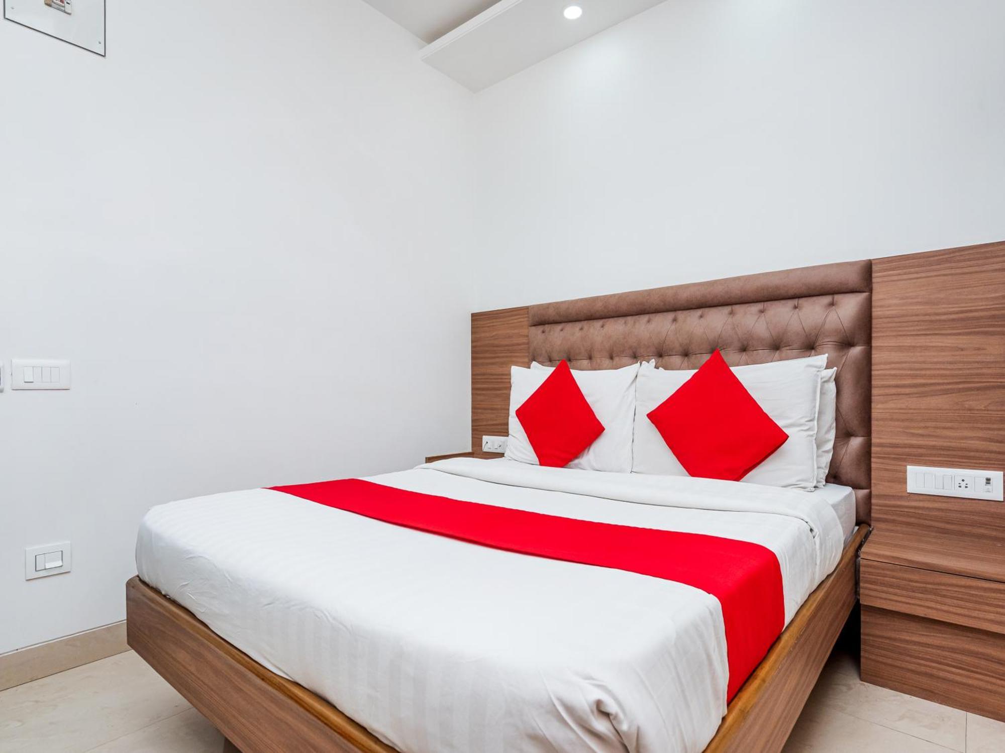 Hotel Balwas 苏拉特 外观 照片